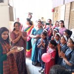 म. ए. सो. भावे प्राथमिक शाळेत नवागतांचे उत्साहात स्वागत नवीन शैक्षणिक वर्षाच्या प्रारंभी म. ए. सो. भावे प्राथमिक शाळेत नवागत विद्यार्थ्यांचे उत्साहपूर्ण वातावरणात स्वागत करण्यात आले. यावेळी शिक्षकांनी विद्यार्थ्यांचे औक्षण करून त्यांचे शाळेत स्वागत केले. विद्यार्थ्यांच्या स्वागतासाठी शाळा आकर्षक पद्धतीने सुशोभित करण्यात आली होती. या प्रसंगी विद्यार्थ्यांना पाठ्यपुस्तकांचे वाटप करण्यात आले. तसेच विद्यार्थ्यांच्या शालेय प्रवासाची संस्मरणीय सुरुवात म्हणून त्यांच्या हातांचे ठसे घेण्याचा उपक्रमही राबविण्यात आला. कार्यक्रमास संस्थेचे मुख्य कार्यकारी अधिकारी श्री. सचिन आंबर्डेकर, शाळेच्या महामात्रा डॉ. मानसी भाटे उपस्थित होत्या . माननीय मुख्याध्यापिका सौ. ललिता कारंडे तसेच माननीय उपमुख्याध्यापिका सौ. वृषाली ठकार व उपस्थित मान्यवरांनी विद्यार्थ्यांना नवीन शैक्षणिक वर्षासाठी शुभेच्छा दिल्या. या स्वागत समारंभामुळे नवागत विद्यार्थ्यांमध्ये शाळेविषयी आपुलकी, उत्साह आणि आनंदाचे वातावरण निर्माण झाले. विद्यार्थी, पालक आणि शिक्षक यांच्या सहभागामुळे कार्यक्रम आनंददायी व संस्मरणीय ठरला. 📚🌸🎉