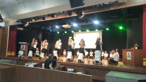 म. ए. सो. भावे प्राथमिक शाळेत आंतरराष्ट्रीय योग दिन उत्साहात साजरा म. ए. सो. भावे प्राथमिक शाळेत आंतरराष्ट्रीय योग दिन मोठ्या उत्साहात साजरा करण्यात आला. कार्यक्रमाच्या प्रारंभी शिक्षकांनी विद्यार्थ्यांना योग दिनाचे महत्त्व समजावून सांगितले. योग केल्यामुळे शरीर व मन निरोगी राहते तसेच एकाग्रता, शिस्त आणि आत्मविश्वास वाढण्यास मदत होते, याविषयी विद्यार्थ्यांना मार्गदर्शन करण्यात आले. कार्यक्रमात सर्व विद्यार्थ्यांनी विविध योगासने सादर केली. इयत्ता दुसरीच्या विद्यार्थ्यांनी सूर्यनमस्काराचे प्रात्यक्षिक सादर केले. विद्यार्थ्यांना योग साधनेची आवड निर्माण व्हावी यासाठी योग गीतही ऐकविण्यात आले. प्रमुख पाहुण्या प्रा. रूपा जोशी यांनी विद्यार्थ्यांना योगसाधनेचे महत्त्व पटवून दिले. त्यांनी वृक्षासन, ताडासन, वज्रासन तसेच विविध व्यायाम प्रकार यांची प्रात्यक्षिके स्वतः करून दाखवली व विद्यार्थ्यांकडून करून घेतली. तसेच त्यांनी योग दिनाची प्रतिज्ञा विद्यार्थ्यांना सांगितली व सर्व विद्यार्थ्यांकडून ती म्हणून घेतली. यावेळी इयत्ता चौथीच्या विद्यार्थ्यांनी शिवतांडव स्तोत्राच्या तालावर सूर्यनमस्कार व विविध योगासने यांचे आकर्षक सादरीकरण करून उपस्थितांची दाद मिळवली. कार्यक्रमाच्या शेवटी माननीय मुख्याध्यापिका सौ. ललिता कारंडे व उपमुख्याध्यापिका सौ. वृषाली ठकार यांनी विद्यार्थ्यांच्या तसेच शिक्षकांच्या सहभागाचे कौतुक केले. त्यांच्या मार्गदर्शनाखाली हा कार्यक्रम यशस्वीरीत्या पार पडला. या कार्यक्रमातून विद्यार्थ्यांमध्ये योग साधनेविषयी जागरूकता निर्माण करून निरोगी जीवनशैलीचा संदेश देण्यात आला.
